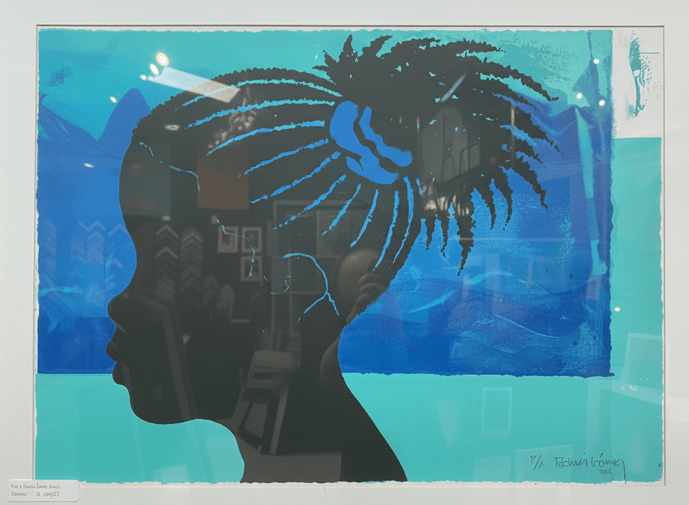 Niña fondo verde y azul